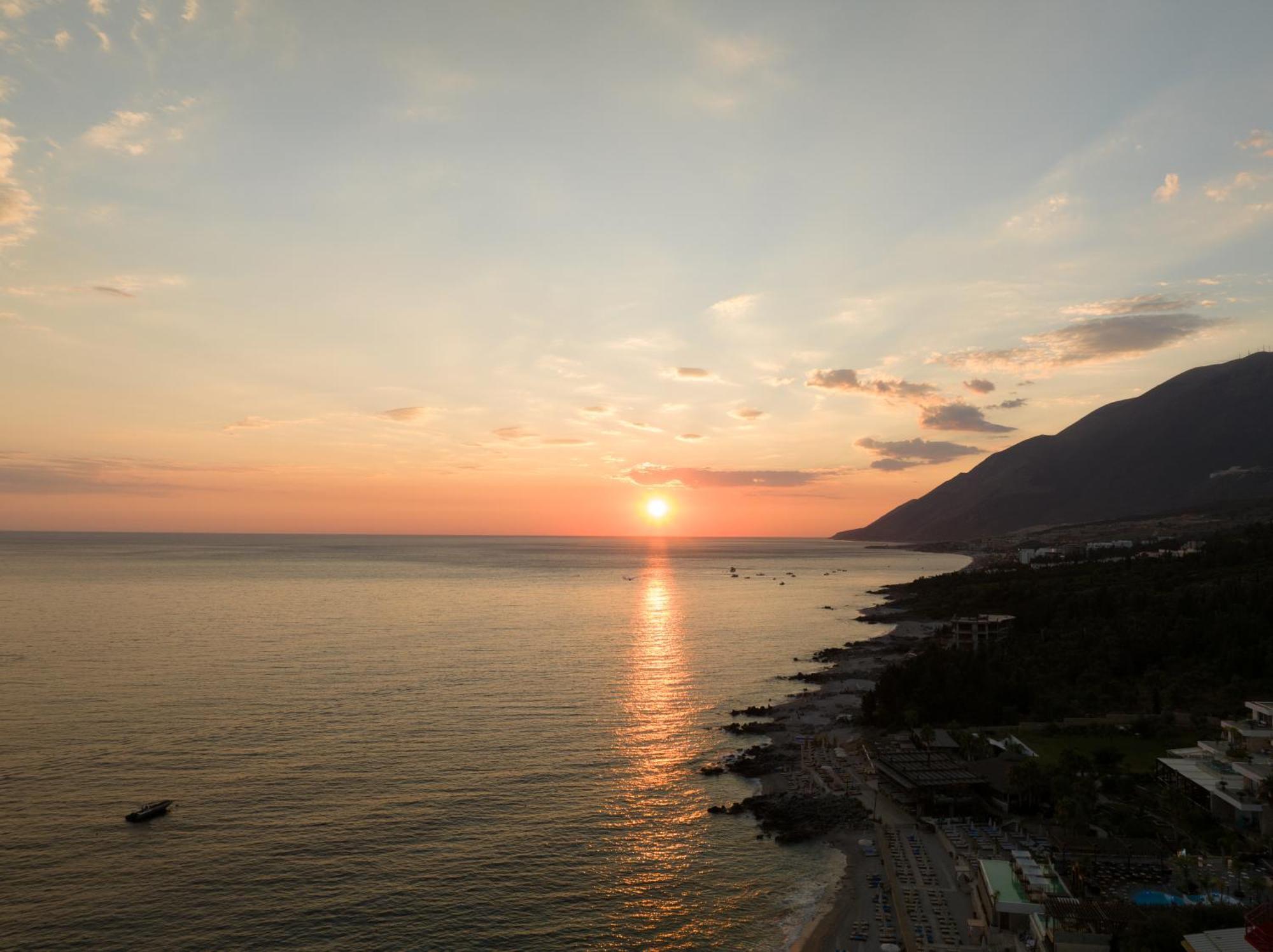 Beyond A Luxury Boutique Hotel Dhërmi 外观 照片